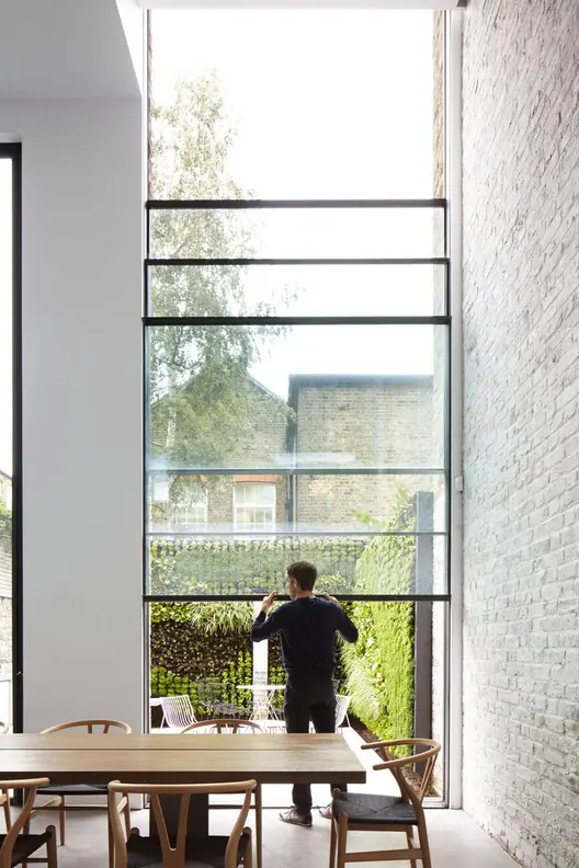 Lielu logu apkope un regulēšana — plašu stiklojumu remonts